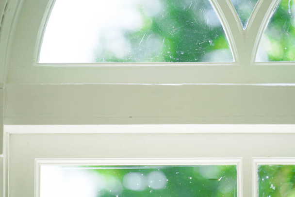 Weißes Raumfenster (Hintergrundmaterial). Drehort: Hokkaido - Foto, Bild