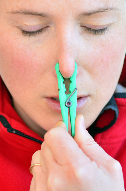 bez peg burnunun üzerinde bir kadınla - Fotoğraf, Görsel