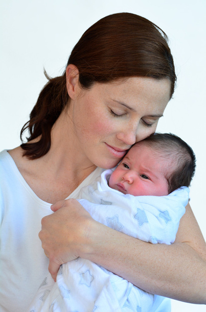 Anne ve yenidoğan bebek öpmek ve sarılmak. - Fotoğraf, Görsel