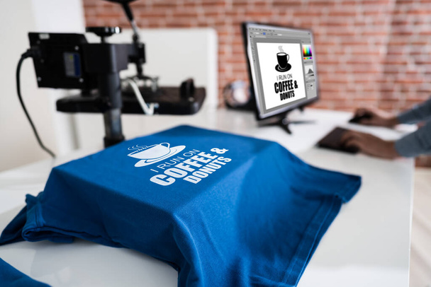 Tepelný přenos T Shirt Printing. Tshirt Merchandise - Fotografie, Obrázek