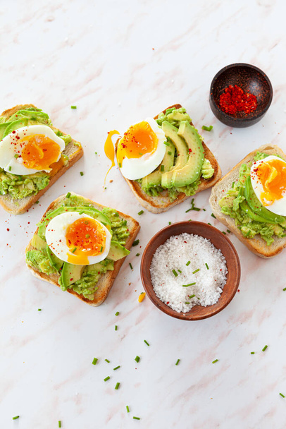 sandwich with avocado, egg and cheese. healthy breakfast. - Zdjęcie, obraz