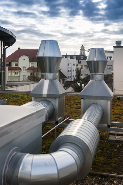 Unidades de aire acondicionado tuberías en el techo
 - Foto, Imagen