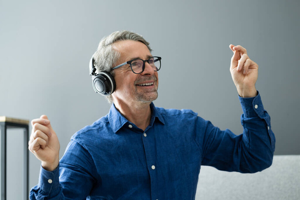 Усміхнений старший старший Прослуховування Музика На навушники
 - Фото, зображення