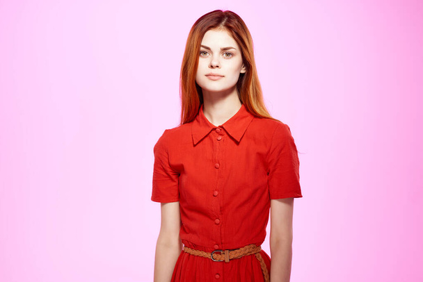 赤のドレスファッションエレガントなスタイルの隔離された背景の赤い髪の女性 - 写真・画像