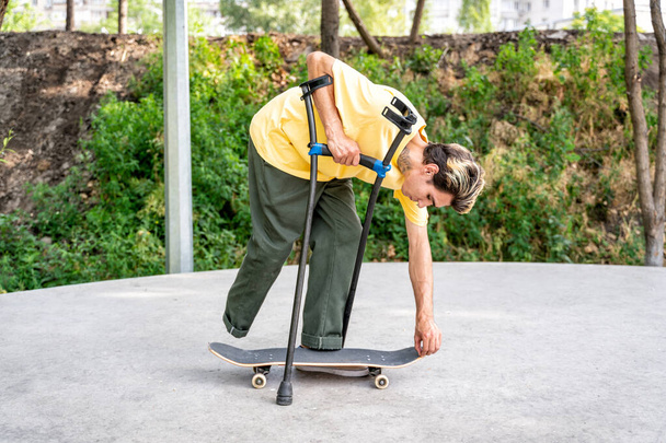 amputovaný bruslař tráví čas ve skateparku. koncepce zdravotního postižení a sportu - Fotografie, Obrázek