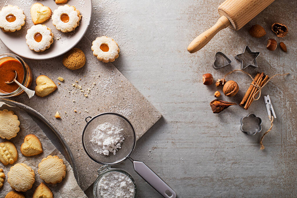 Fabrication et cuisson de biscuits au sucre découpés de toutes formes et tailles. Concept vacances, fête et cuisine. - Photo, image