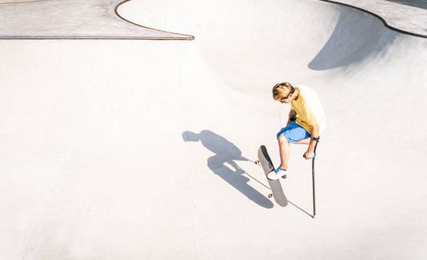 amputated skater spending time at the skatepark. concept about disability and sports - 写真・画像