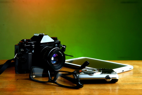 φωτογραφική μηχανή, tablet και γυαλιά - Φωτογραφία, εικόνα