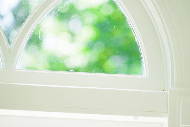 Weißes Raumfenster (Hintergrundmaterial). Drehort: Hokkaido - Foto, Bild