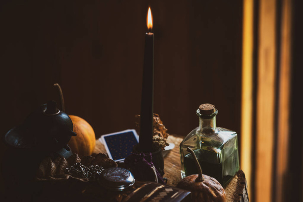 Quemaduras de velas en el altar, magia entre velas, energía limpia, concepto mágico, tiempo de otoño - Foto, Imagen