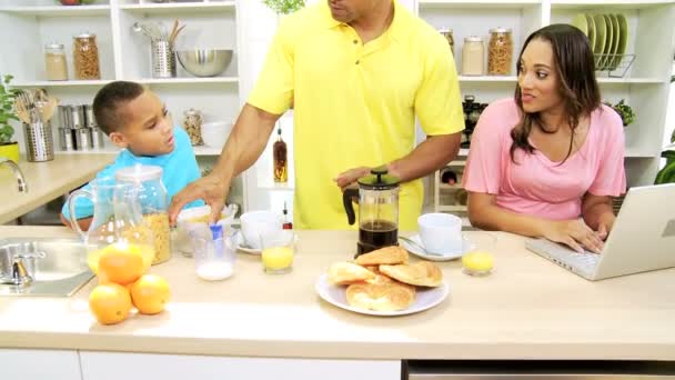 朝食を準備するキッチンで家族 - 映像、動画
