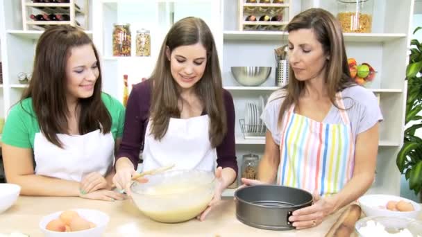 Aile kadın birlikte mutfakta - Video, Çekim