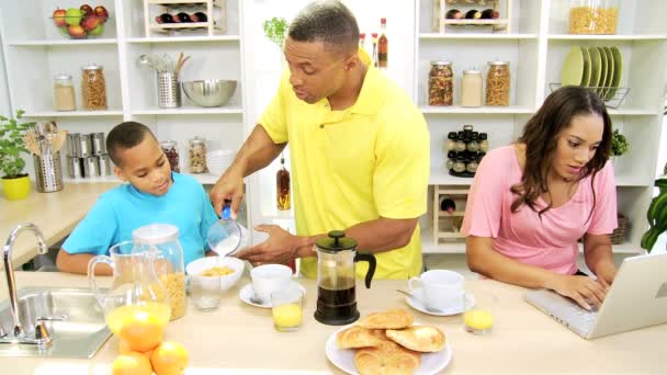 οικογένεια στην κουζίνα προετοιμασία του πρωϊνού - Πλάνα, βίντεο