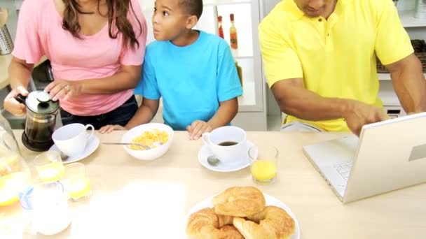 Сім'я на кухні готує сніданок
 - Кадри, відео