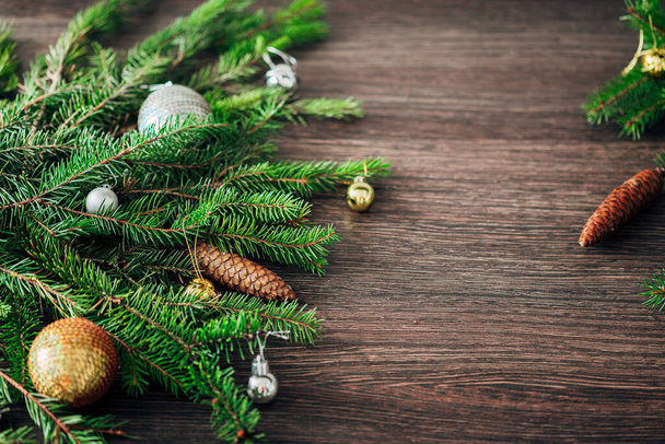 Decorazione di rami verdi dell'albero di Natale su sfondo marrone con CopySpace - Foto, immagini