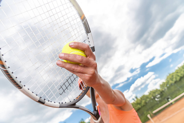close up shot of a tennis racket in a player's hand - Foto, Bild