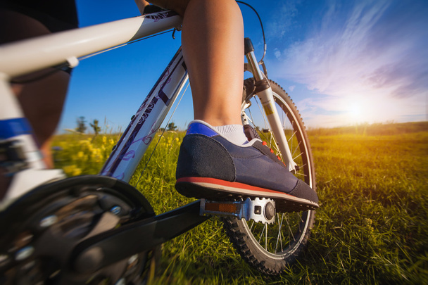 foot on pedal of bicycle - Foto, afbeelding