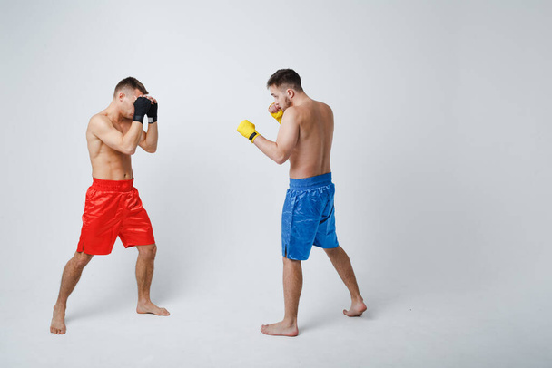 Двоє чоловіків боксерів, які борються з муай тайський боксерський білий фон
 - Фото, зображення