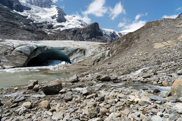 Stenen pad naar de grot op de Pasterze gletsjer in Oostenrijk. juli 2021 - Foto, afbeelding