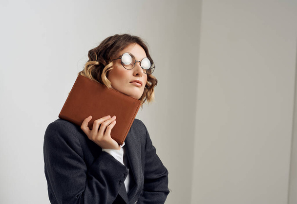 жінка в діловому костюмі документи в руці виконавчий офіс
 - Фото, зображення
