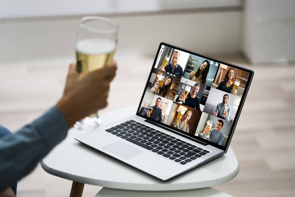 Online Virtual Beer Drinking Party On Laptop - Foto, imagen