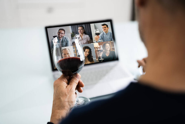 Virtual Wine Tasting Party Event Online Using Laptop - Foto, immagini