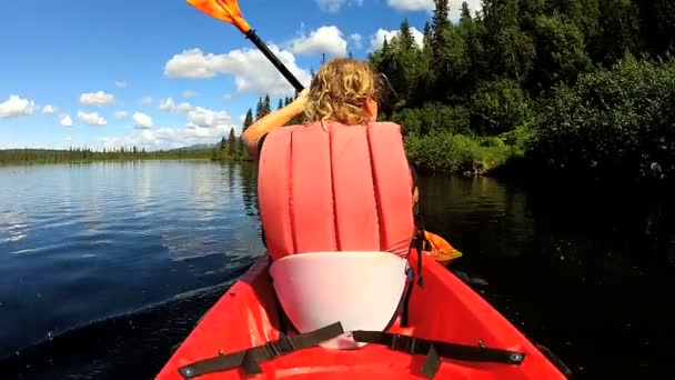 Kayak femenino disfrutando
 - Imágenes, Vídeo