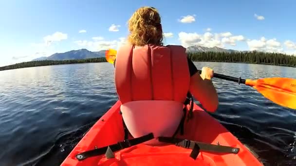 Kayak femenino disfrutando
 - Metraje, vídeo