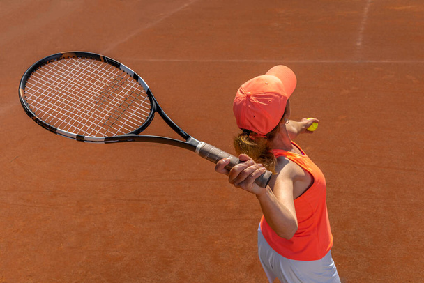 tennis serve by a young woman on the court. - Foto, Bild