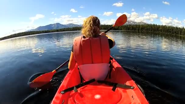 Kayak femenino disfrutando
 - Metraje, vídeo