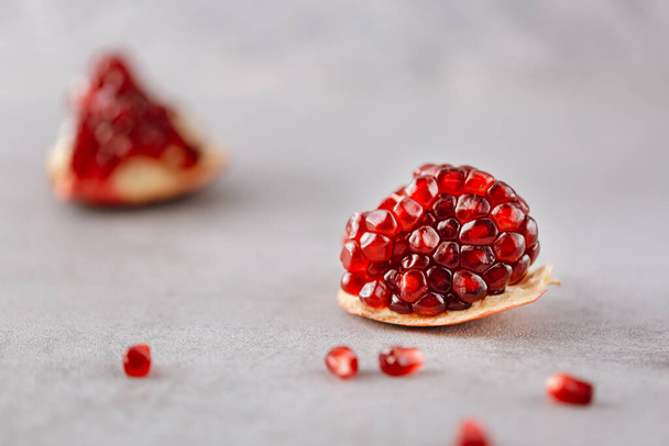 ripe pomegranate seeds on a white background - Foto, afbeelding
