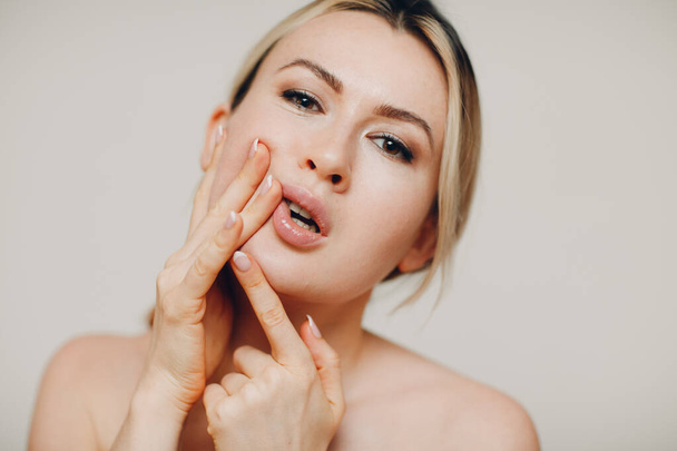 Mujer adulta joven haciendo gimnasia facial auto masaje y ejercicios rejuvenecedores construcción de la cara para la piel y los músculos de elevación - Foto, Imagen