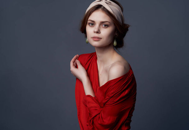 hezká žena v červených šatech a čelenka dekorace kosmetika - Fotografie, Obrázek