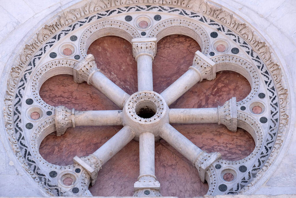 Розетта церкви Сан-Мишель в Форо в Лукке, Италия - Фото, изображение