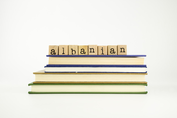 木製スタンプ単語アルバニア語の書籍 - 写真・画像