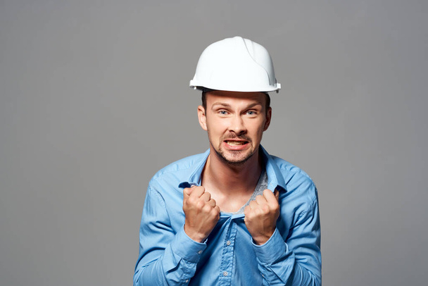 duygusal adam inşaat kask mühendisi iş endüstrisinde - Fotoğraf, Görsel