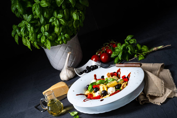 italian pasta with tomato sauce and vegetables on a black background. - Foto, Bild