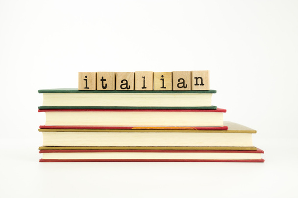 İtalyanca dil kelime ahşap pullar ve kitaplar - Fotoğraf, Görsel