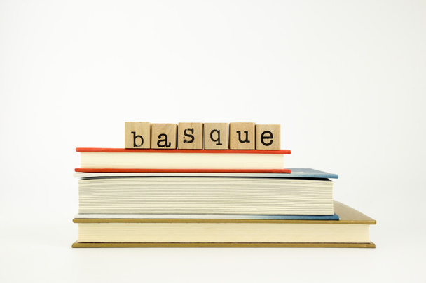 Bask dili word ahşap pullar ve kitaplar - Fotoğraf, Görsel