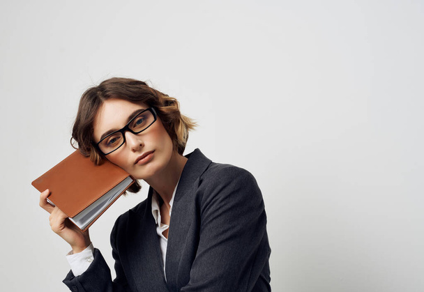 mujer en traje de negocios documentos en mano oficina ejecutiva - Foto, imagen