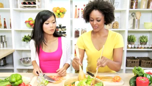 Girlfriends at kitchen preparing salad - Footage, Video