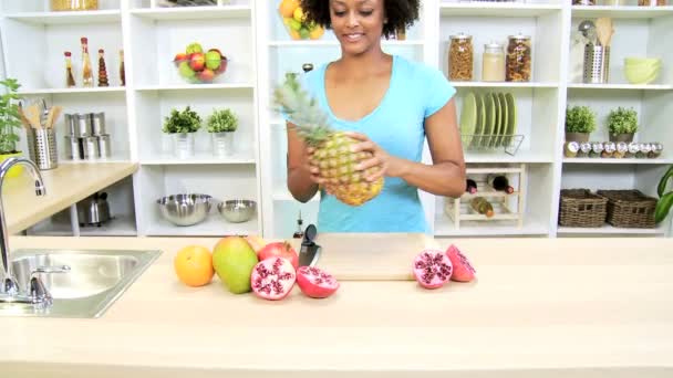 Nainen keittiössä leikkaamassa ananasta
 - Materiaali, video