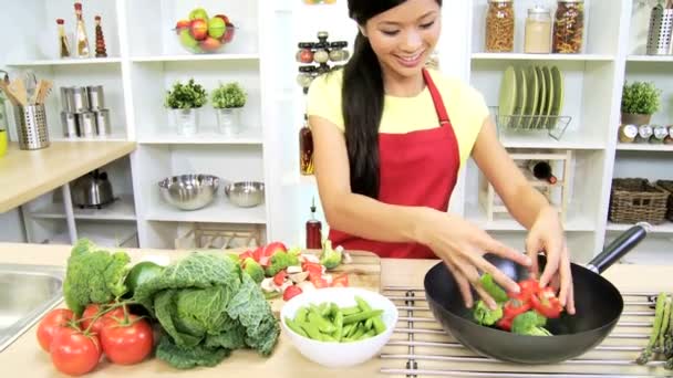 Chica en la cocina preparando verduras
 - Imágenes, Vídeo