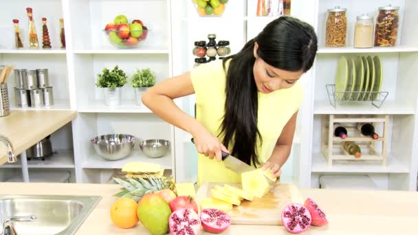žena v kuchyni příprava ananasu - Záběry, video