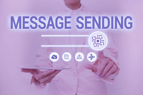 メッセージ送信を示すテキストキャプション。相手に伝える、伝えるという概念は感情や欲望ですレディー・ホールディング・タブレット仮想ボタンを押す未来的な技術を示す. - 写真・画像