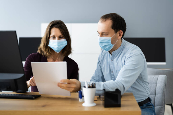 Business People Meeting At Desk With Face Masks - Φωτογραφία, εικόνα