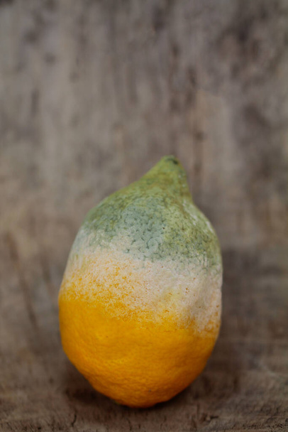 fresh lemon on wooden background - Foto, afbeelding