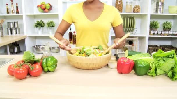 Feminino em ingredientes de mistura de cozinha
 - Filmagem, Vídeo