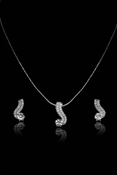 Close up di collana di diamanti su sfondo nero con orecchino di diamanti - Foto, immagini