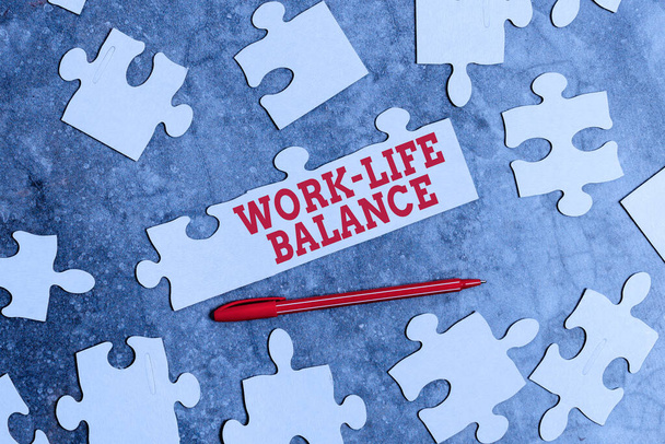 Bildunterschrift: Work Life Balance. Wort für Wort für Zeit für Arbeit und Aspekte des Lebens sind gleich Bauen Sie ein unfertiges weißes Puzzle mit fehlendem letzten Stück - Foto, Bild